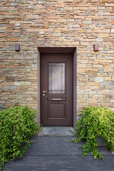 Porte d'entrée marron LEMNOS 2 - Visuel d'ambiance Extérieur maison avec porte d'entrée marron et mur en pierres